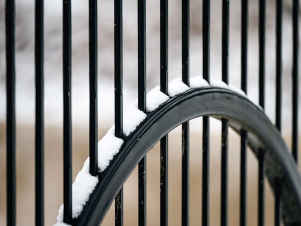 Ogrodzenie z profili stalowych z łukowym zwieńczeniem